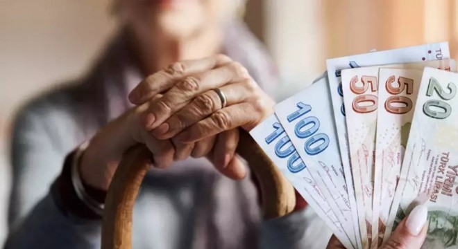 Çalışan emeklinin maaşı kesilecek!