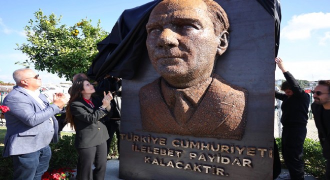 Çeşme Dalyan'a anlamlı günde  Atatürk heykeli!