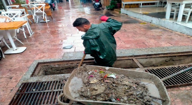 Çeşme'de Belediye ekipleri tam kadro sahada