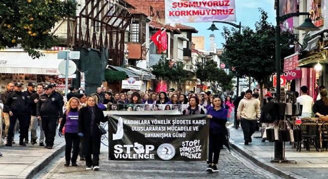 Çeşme’de Kadınlar Şiddete Karşı kolkola!