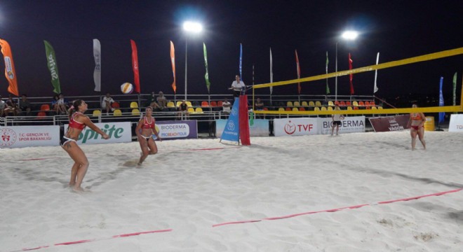 Çeşme'de Plaj Voleybolu heyecanı!
