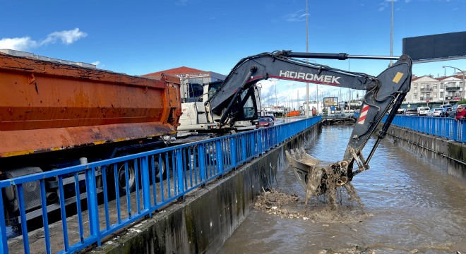 Çeşme yaralarını sarıyor!