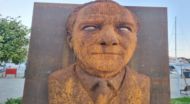 Çeşme'de Deforme olan Atatürk heykeli tepli çekti!