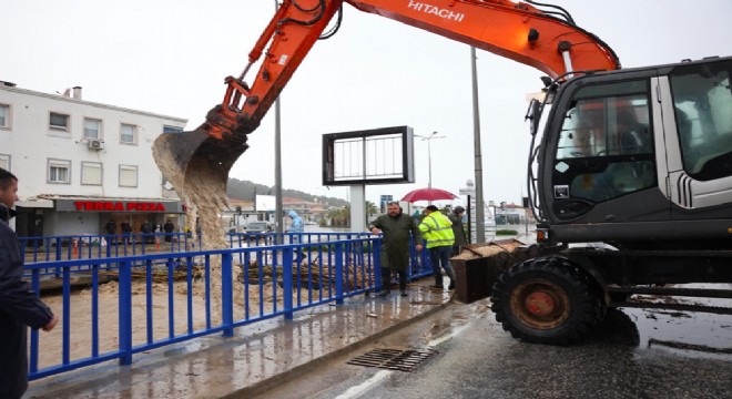 Çeşme Belediyesi  Tüm Ekipleriyle Sahada