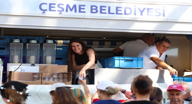 Çeşme'de aşure lokması paylaşıldı