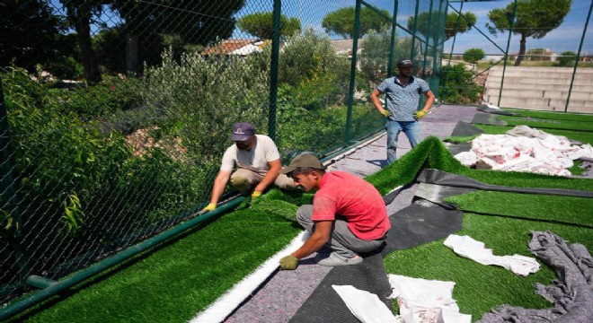 Çeşme'de park ve spor alanları yenileniyor