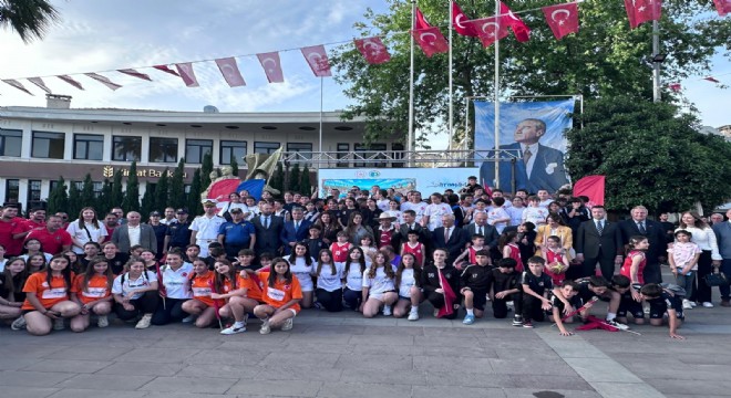Çeşme'deYarımada Spor Oyunlarına renkli açılış